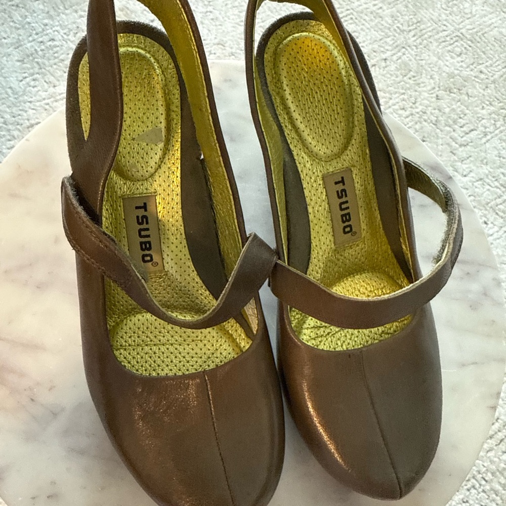 Tsubo Women's Elegant Brown Slingback Heels